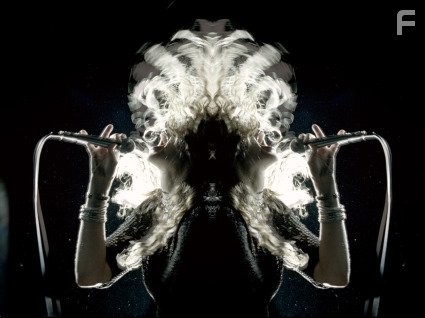 Dana Fuchs in Чeрез Вселенную (2007)