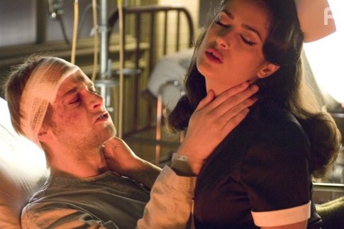 Salma Hayek and Joe Anderson in Чeрез Вселенную (2007)