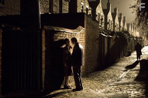 Jim Sturgess and Lisa Hogg in Чeрез Вселенную (2007)