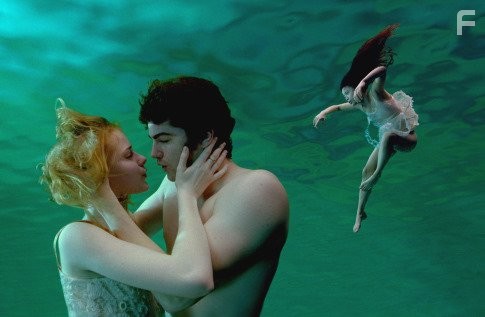 Jim Sturgess and Evan Rachel Wood in Чeрез Вселенную (2007)