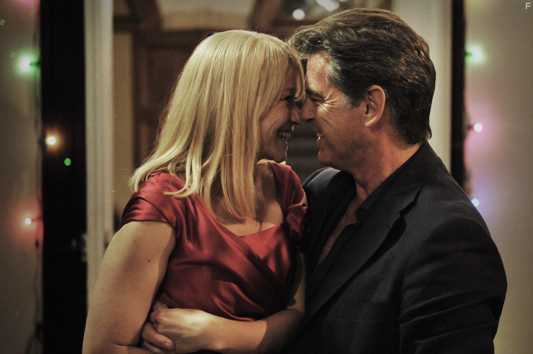 Pierce Brosnan and Trine Dyrholm in Den skaldede frisr (2012)
