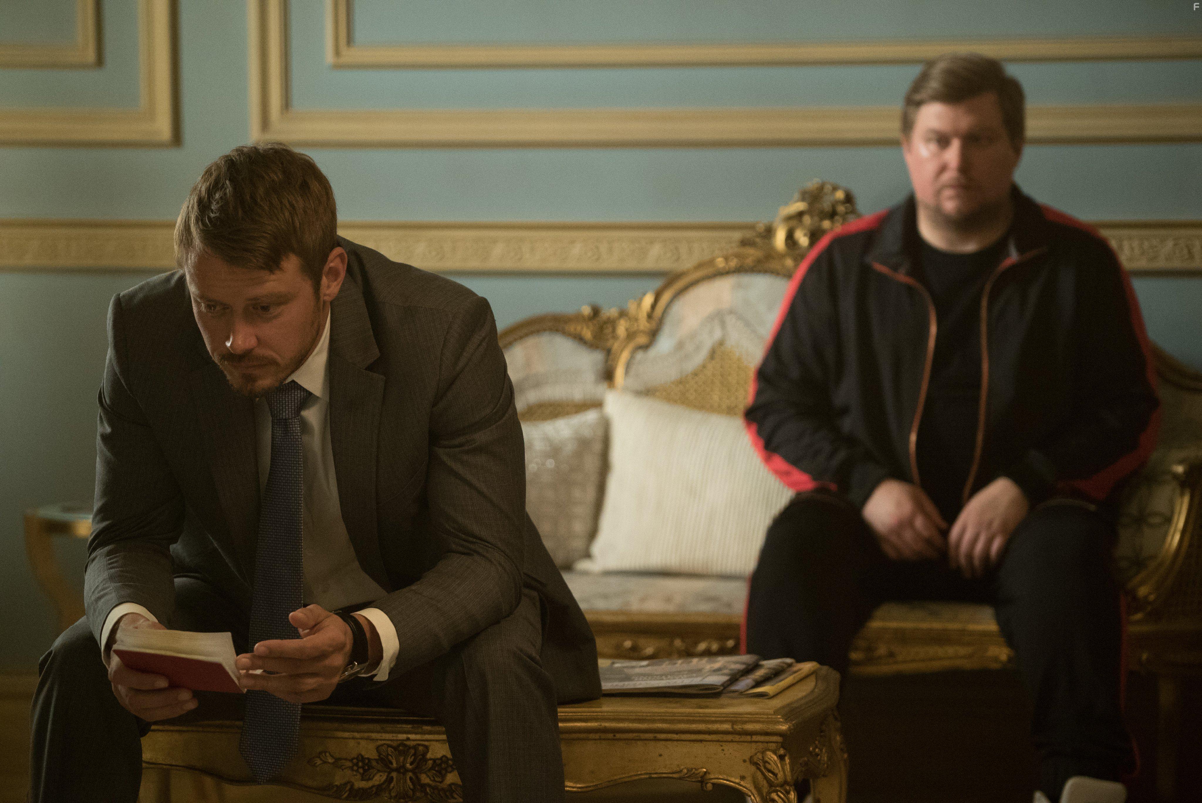 Michael Dorman and Michael Chernus in Patriot (2015)