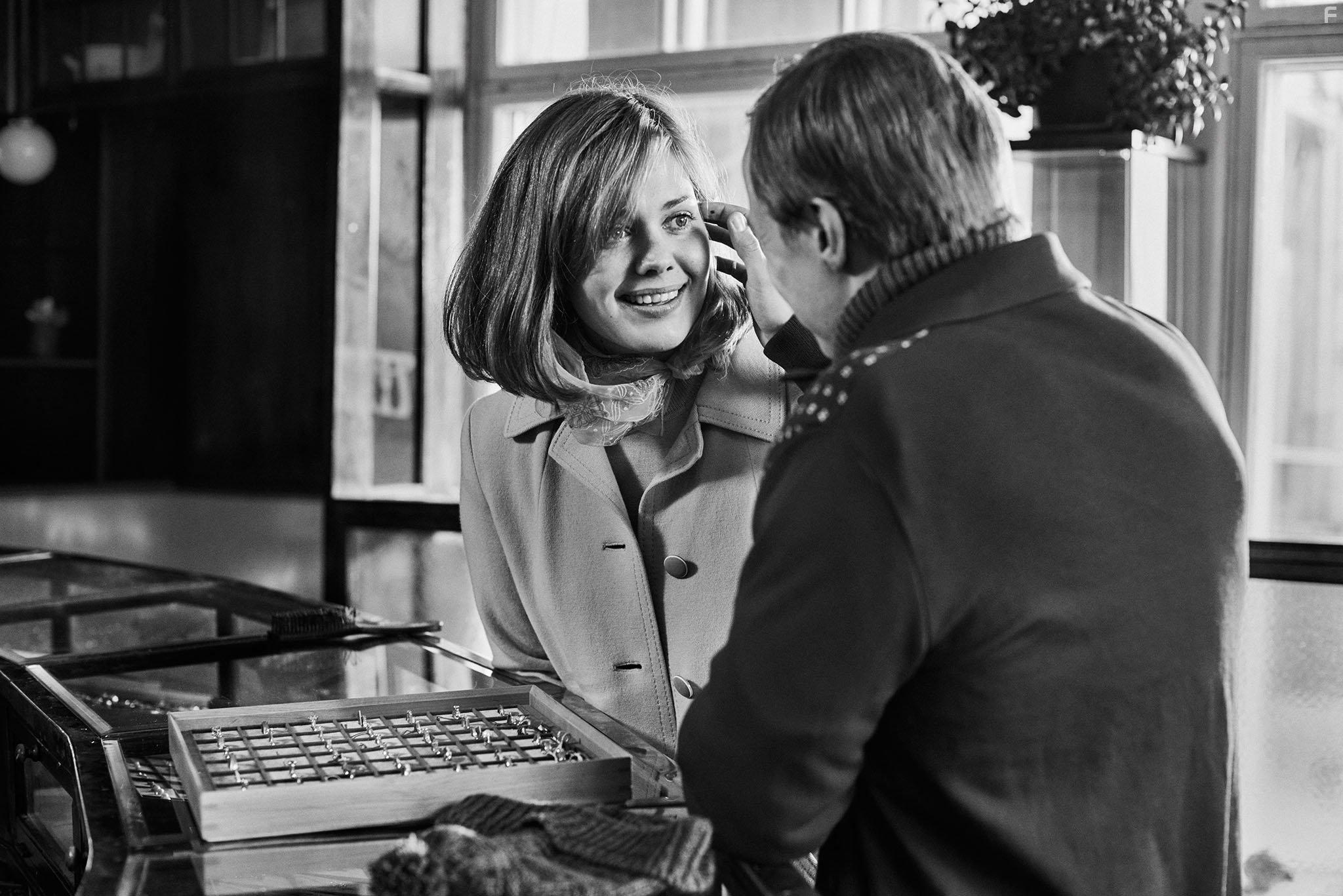 Jarkko Lahti and Oona Airola in Hymyilev mies (2016)