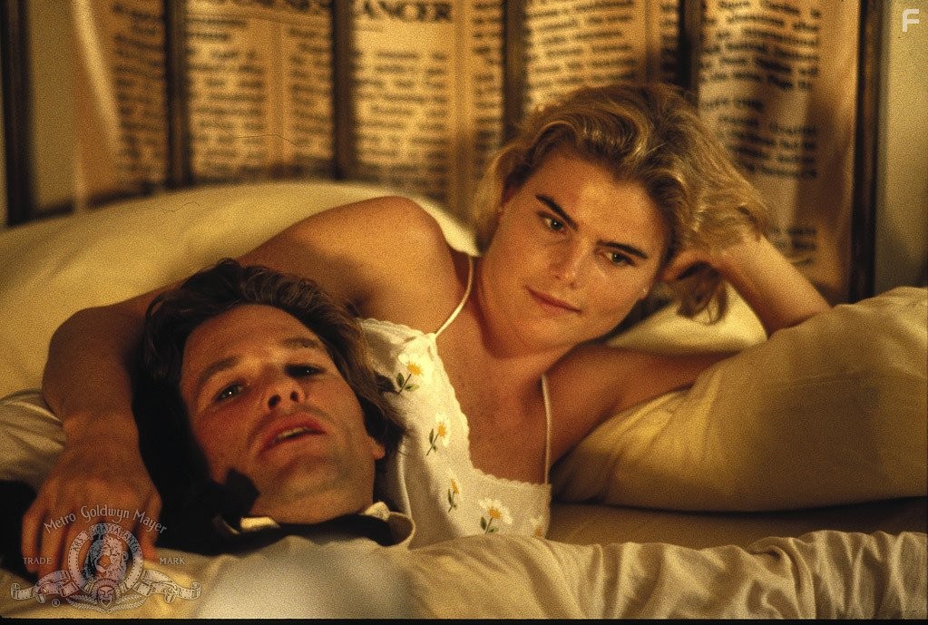 Mariel Hemingway and Kurt Russell in Скверный сезон (1985)