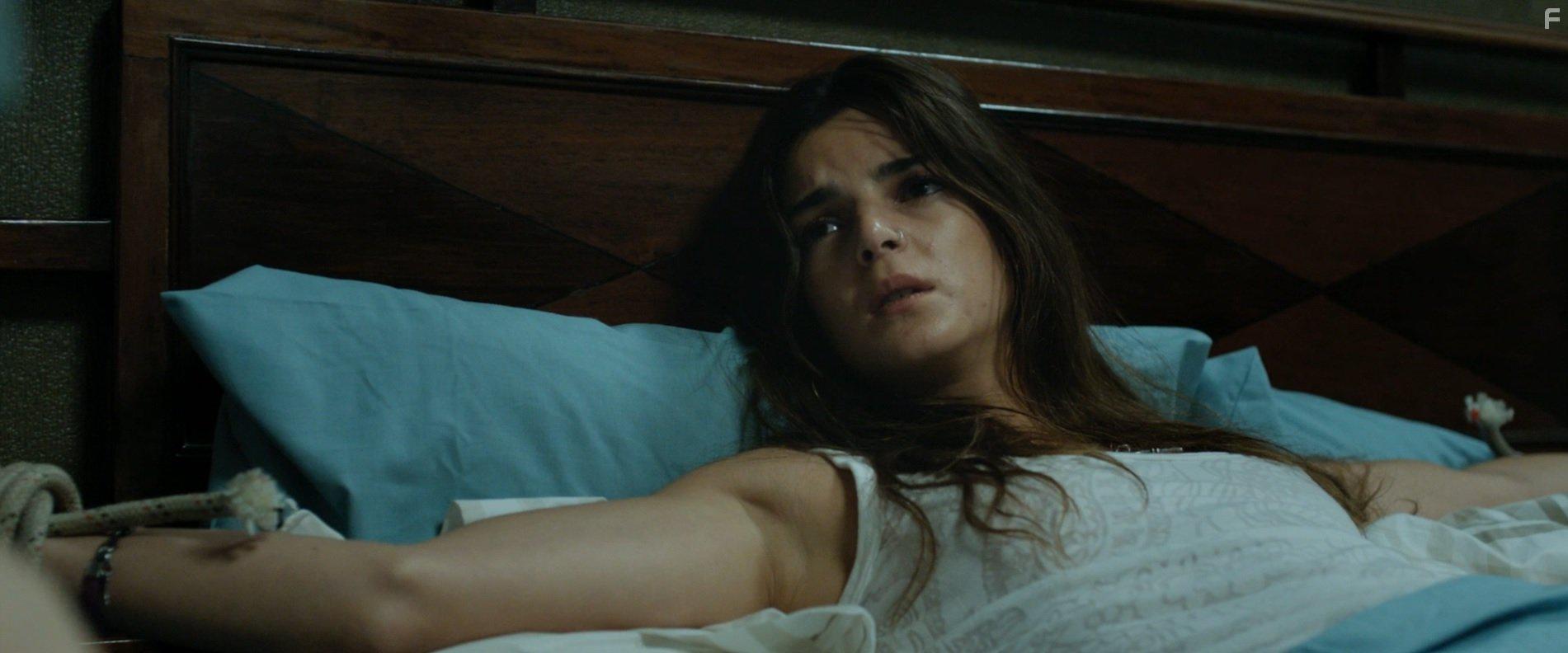 Clara Lago in Al final del tnel (2016)