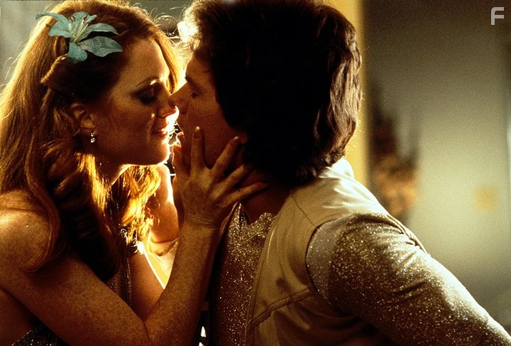 Julianne Moore and Mark Wahlberg in Ночи в стиле буги (1997)