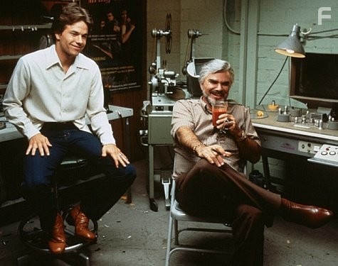 Mark Wahlberg and Burt Reynolds in Ночи в стиле буги (1997)