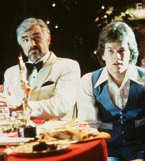 Mark Wahlberg and Burt Reynolds in Ночи в стиле буги (1997)