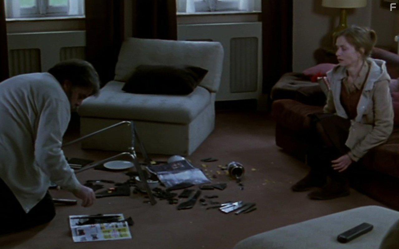 Isabelle Huppert and Patrick Descamps in Nue proprit (2006)