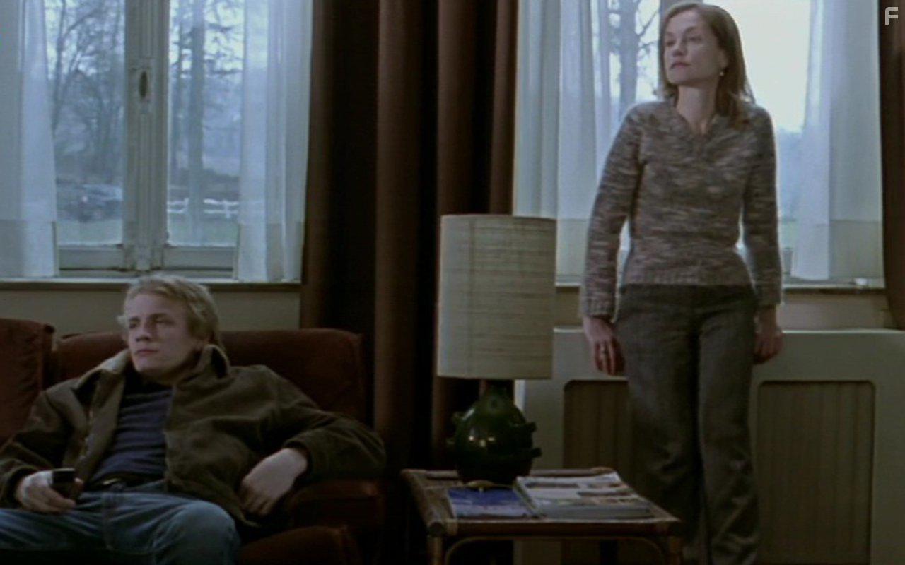 Isabelle Huppert and Jrmie Renier in Nue proprit (2006)