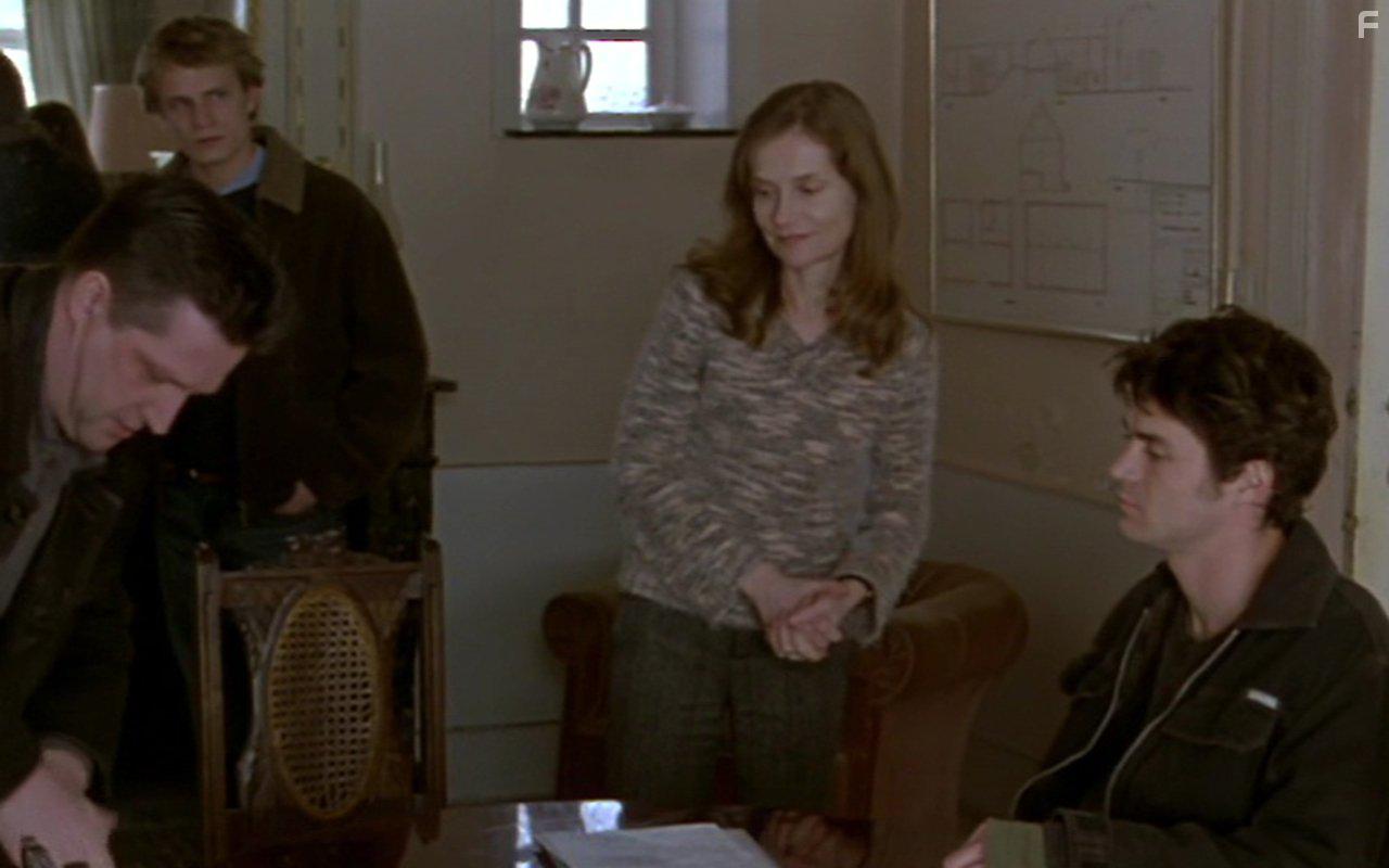Isabelle Huppert, Jrmie Renier, Dirk Tuypens, and Yannick Renier in Nue proprit (2006)