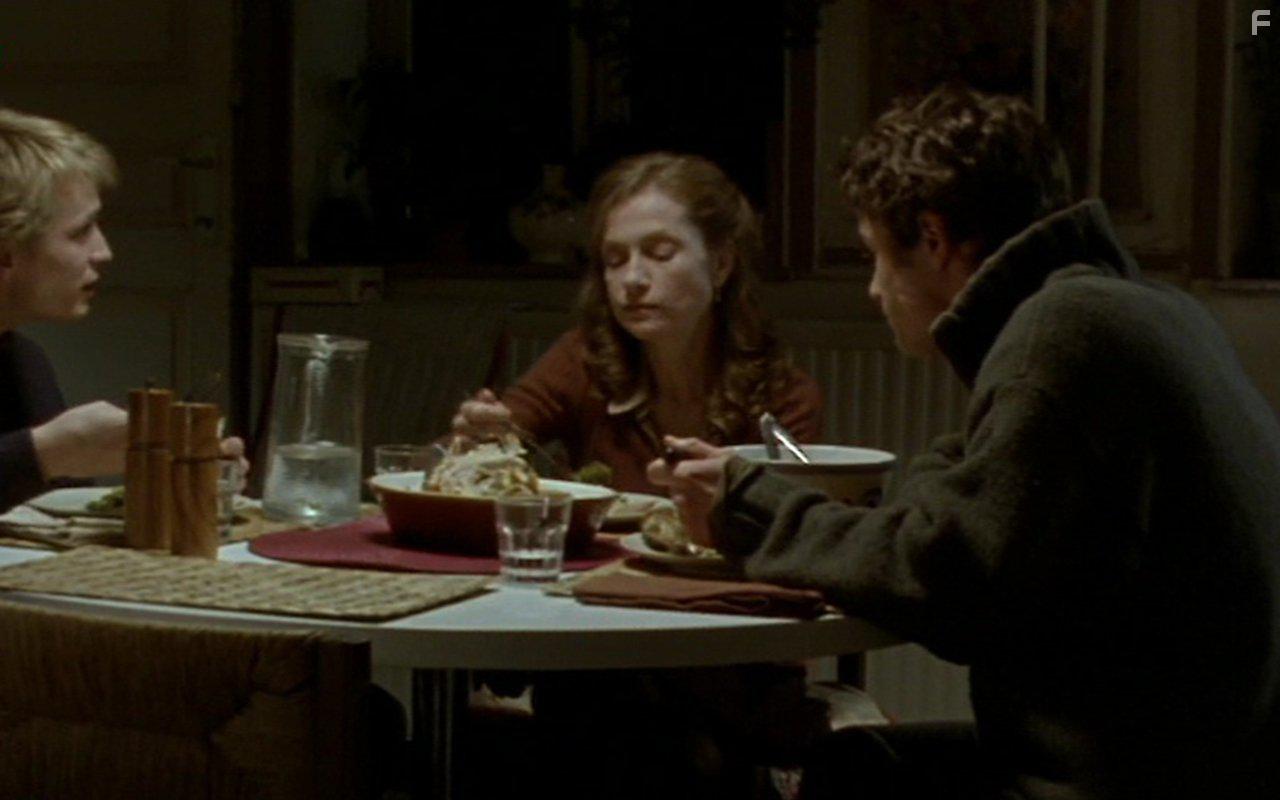 Isabelle Huppert, Jrmie Renier, and Yannick Renier in Nue proprit (2006)