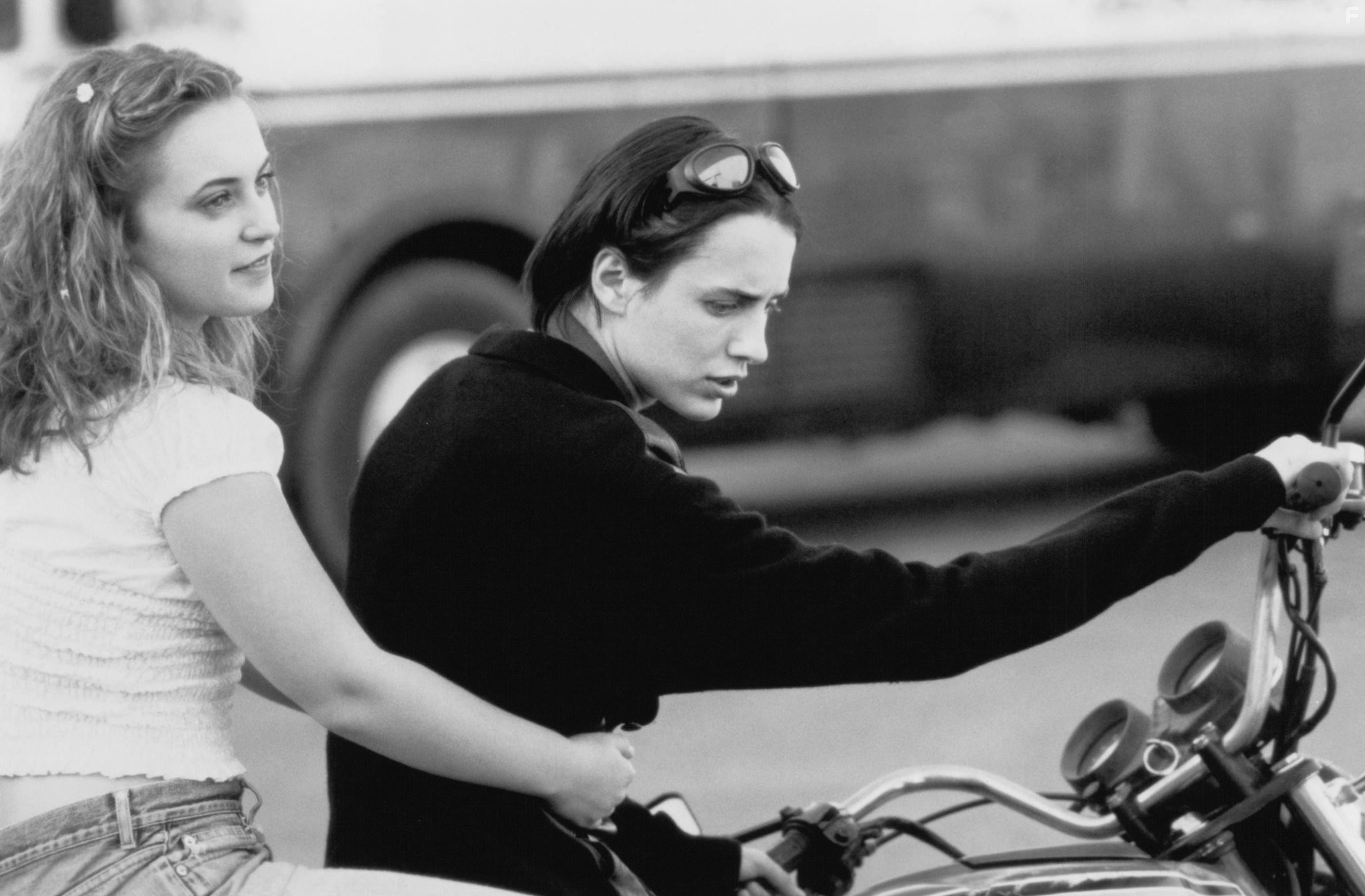 Vincent Kartheiser and Monica Keena in Преступление + наказание (2000)