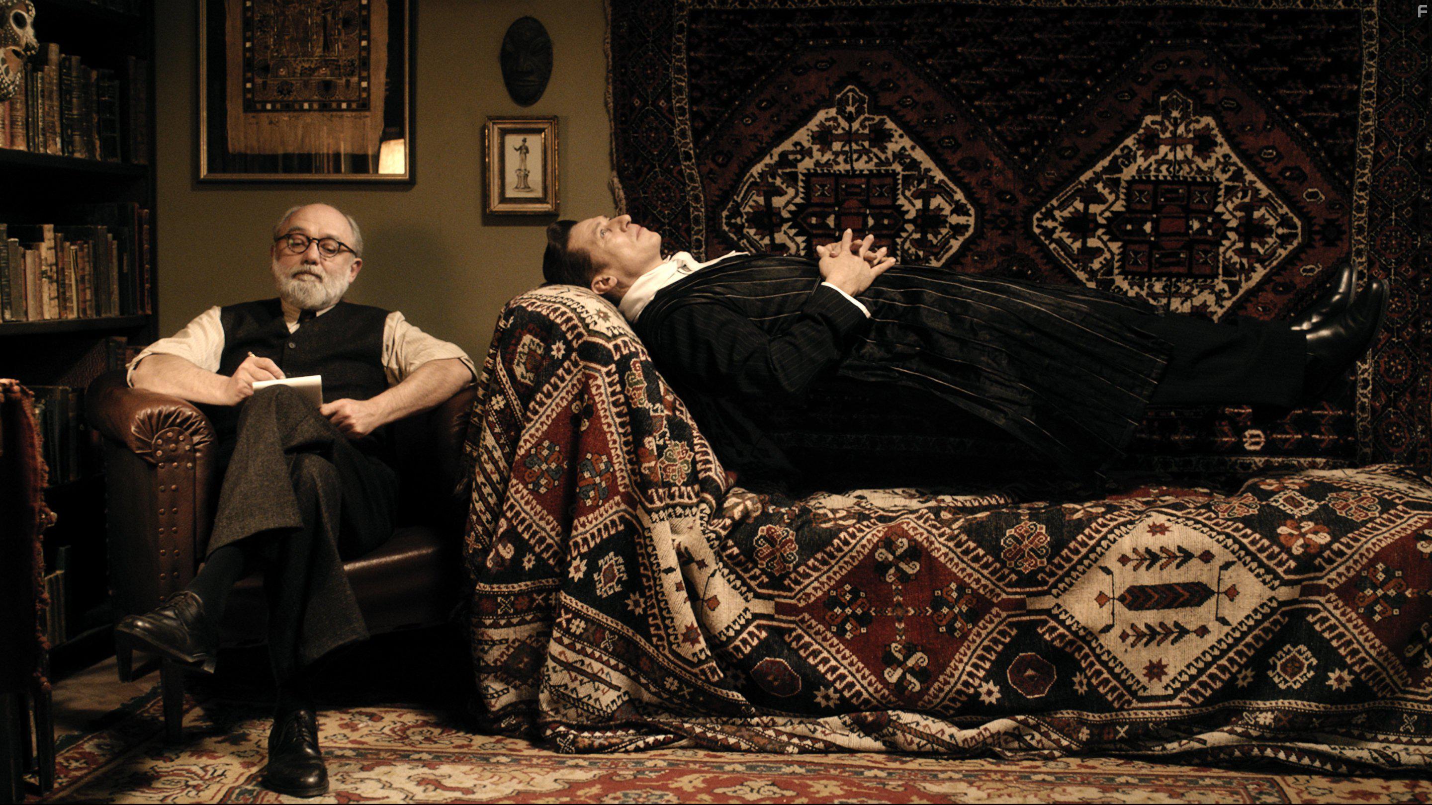 Karl Fischer and Tobias Moretti in Der Vampir auf der Couch (2014)