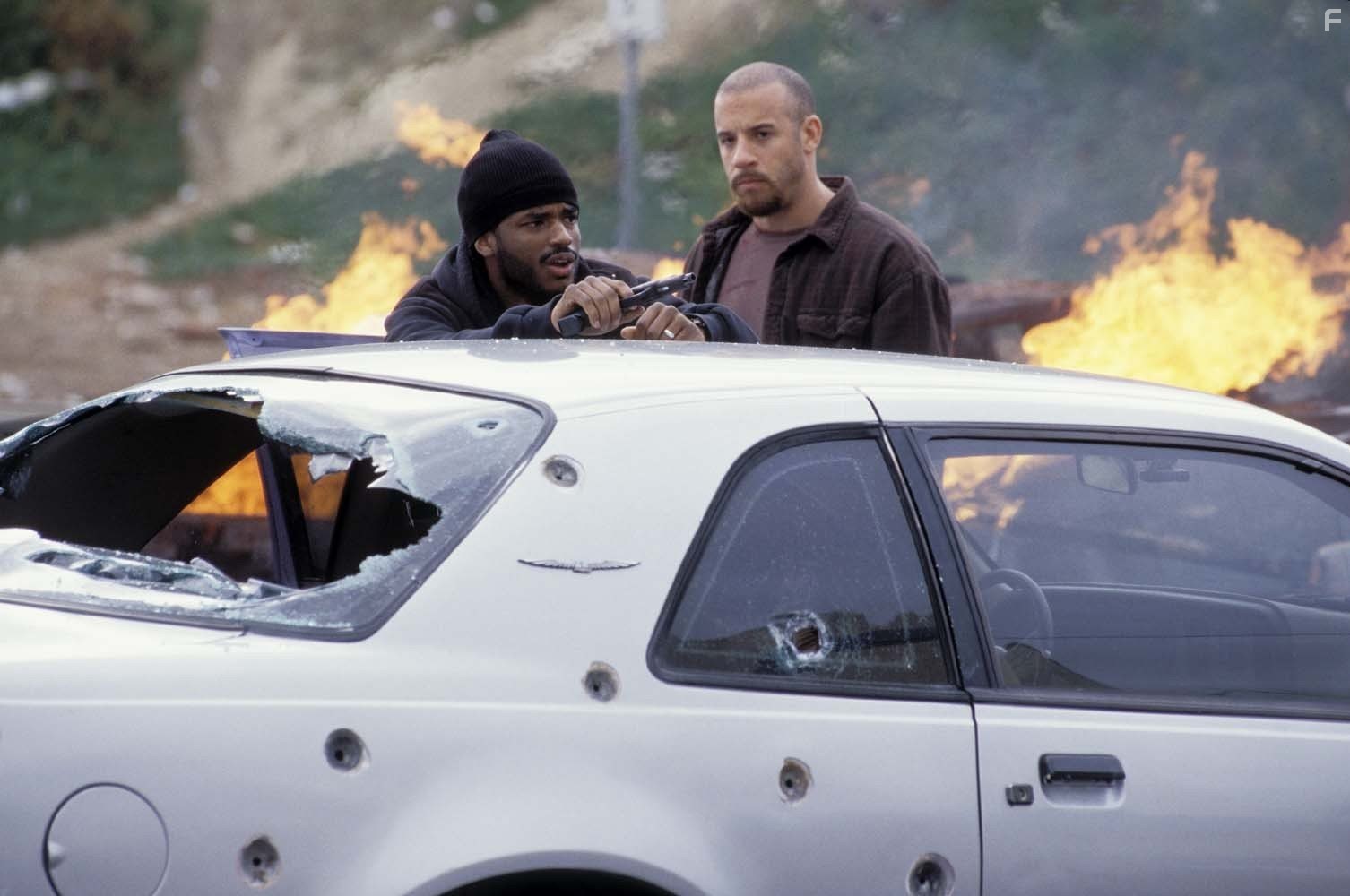 Vin Diesel and Larenz Tate in Одиночка (2003)