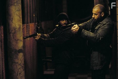 Vin Diesel and Larenz Tate in Одиночка (2003)