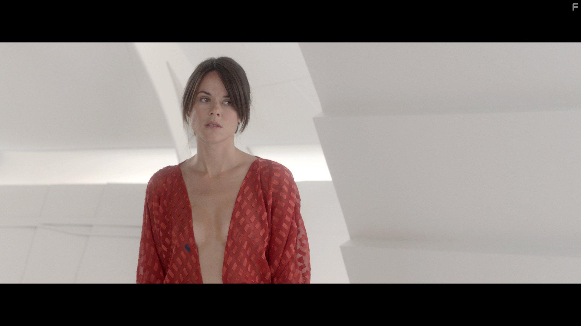 Sarah Butler in Moontrap: Target Earth (2017)