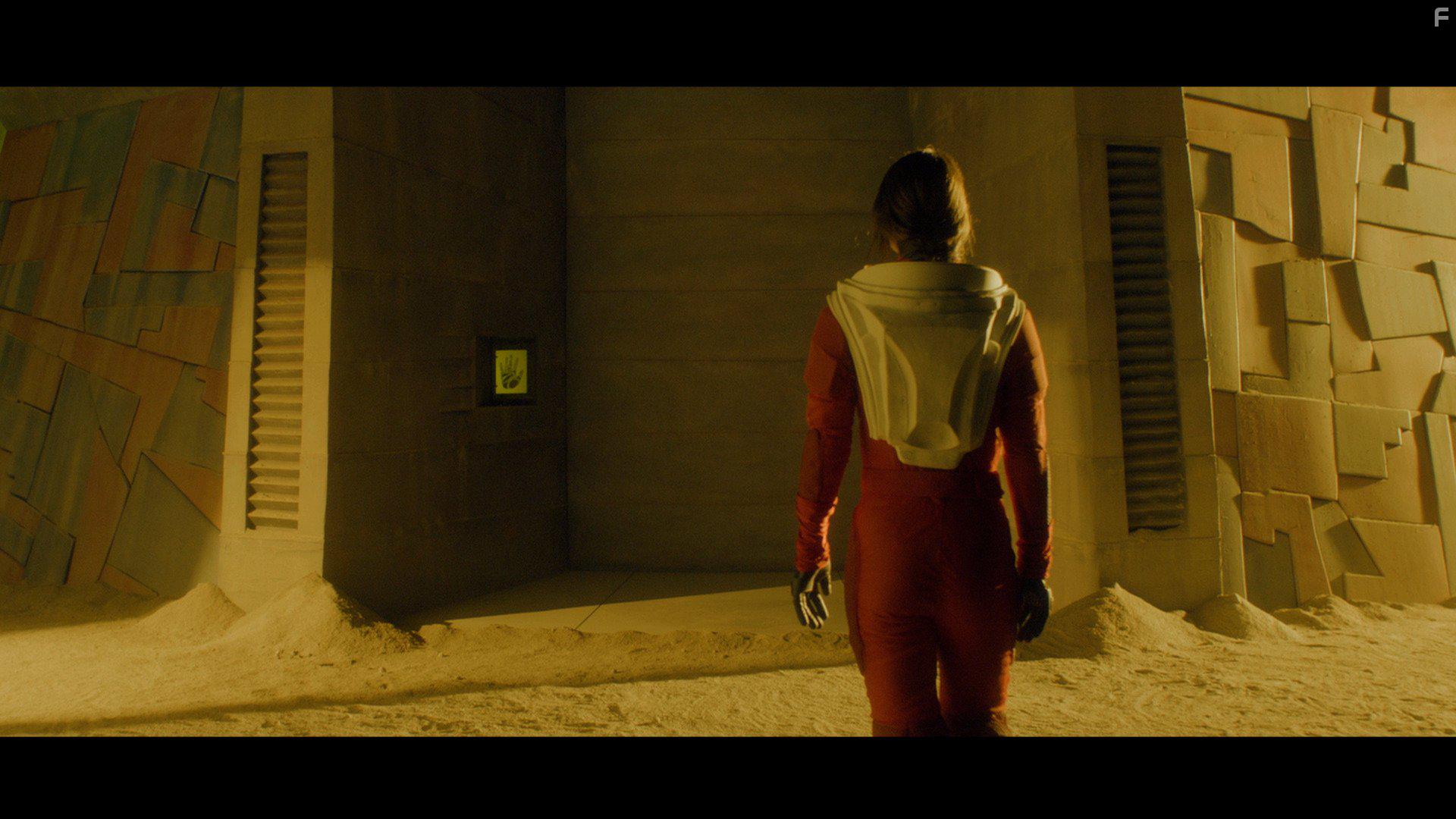 Sarah Butler in Moontrap: Target Earth (2017)