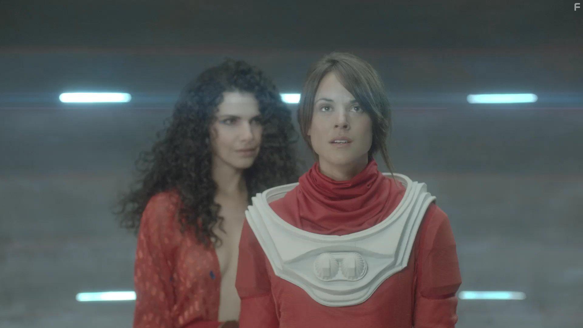 Niki Spiridakos and Sarah Butler in Moontrap: Target Earth (2017)