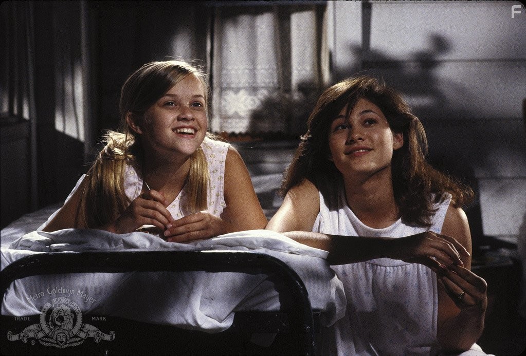 Reese Witherspoon and Emily Warfield in Человек на Луне (1991)