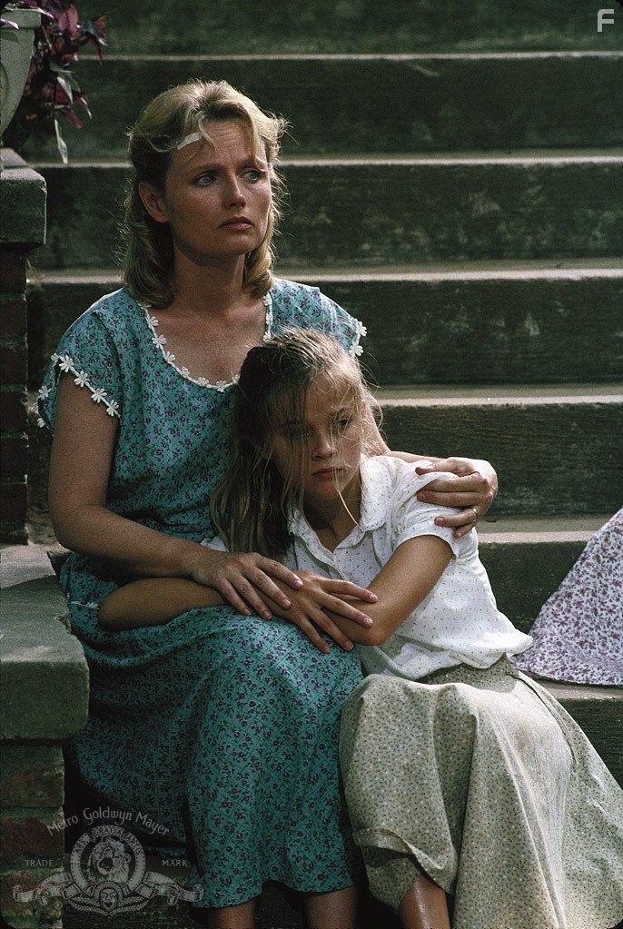 Reese Witherspoon and Tess Harper in Человек на Луне (1991)