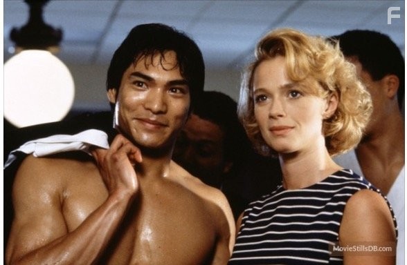 Lauren Holly and Jason Scott Lee in Дракон: История Брюса Ли (1993)