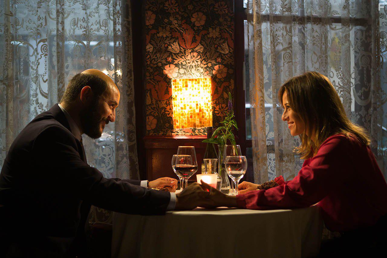 Marta Etura and Carlos Santos in El hombre de las mil caras (2016)
