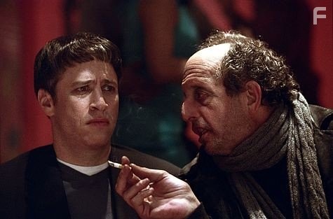 Vincent Schiavelli and Jon Stewart in Убить Смучи (2002)