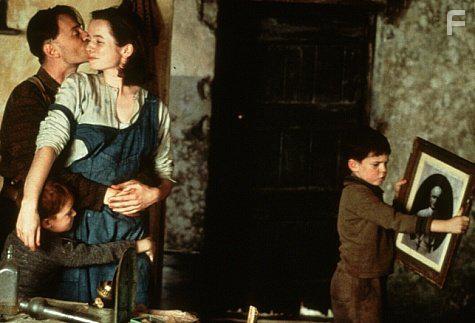 Robert Carlyle, Emily Watson, Joe Breen, and Shane Murray-Corcoran in Angela's Ashes (1999)