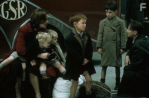 Robert Carlyle, Emily Watson, Joe Breen, and Shane Murray-Corcoran in Angela's Ashes (1999)