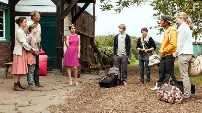 Michael von Au, Judith Sehrbrock, Luise Befort, Tom Gramenz, Stephanie Amarell, Kaan Sahan, and Toni Fahrenholz in Armans Geheimnis (2015)