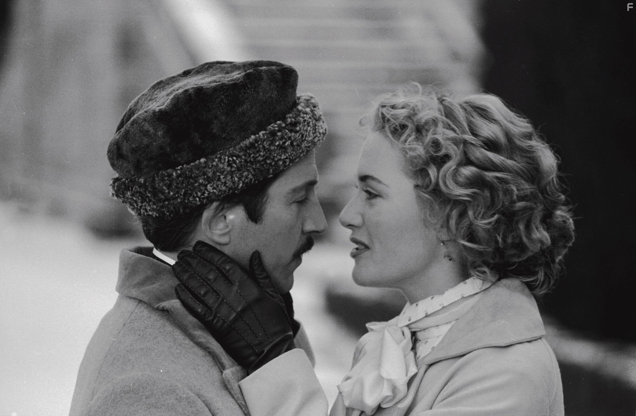 Kate Winslet and Michael Maloney in Гамлет (1996)