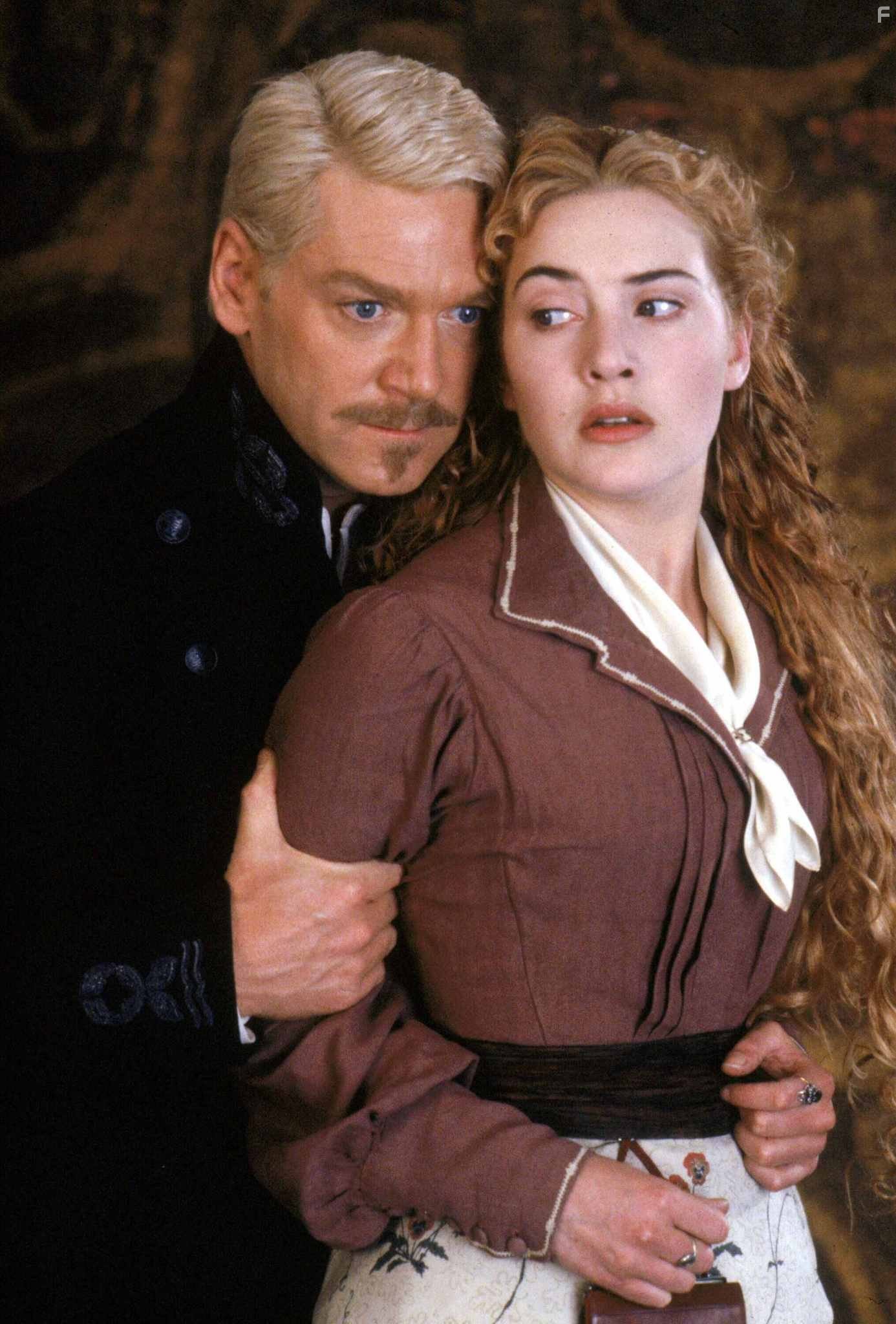 Kenneth Branagh and Kate Winslet in Гамлет (1996)