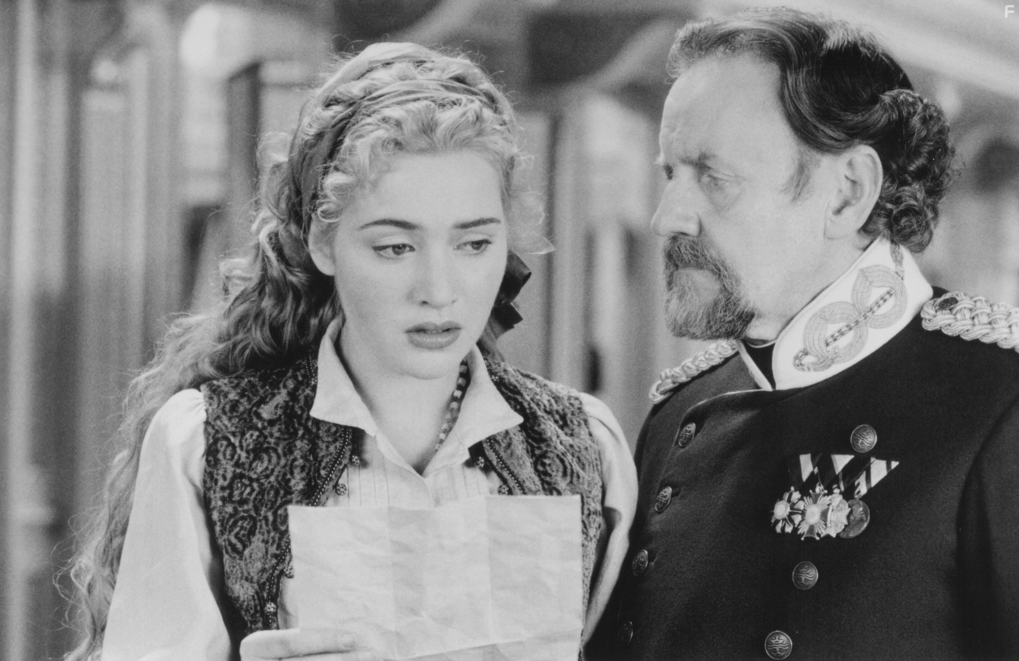 Kate Winslet and Richard Briers in Гамлет (1996)