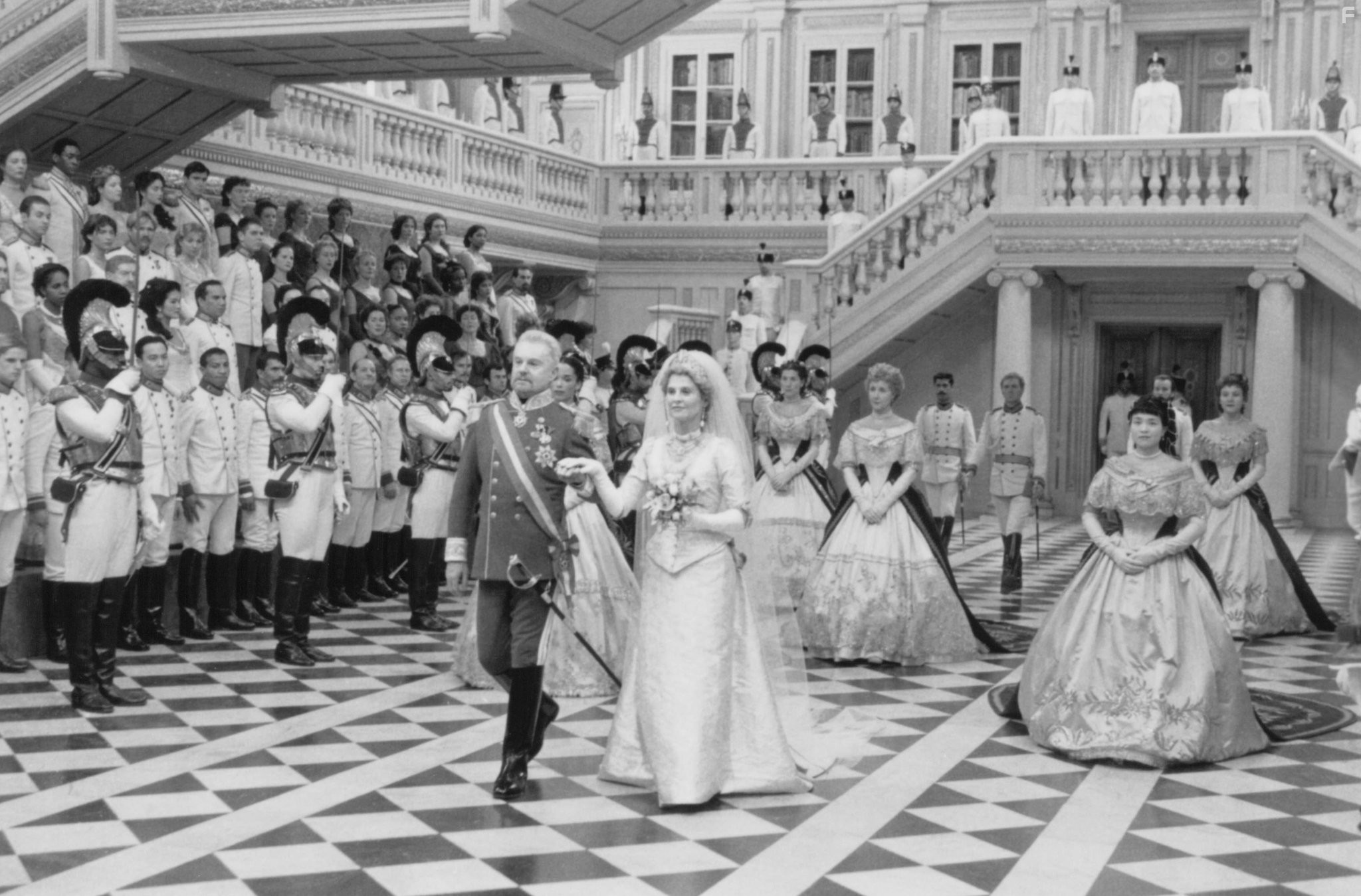 Julie Christie and Derek Jacobi in Гамлет (1996)