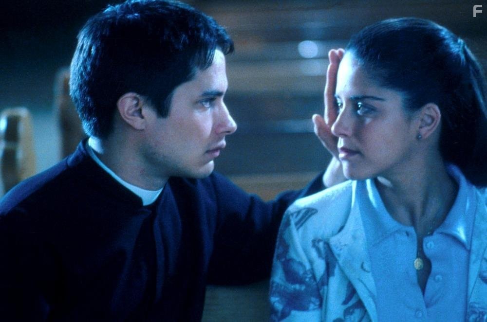 Gael Garc?a Bernal and Ana Claudia Talanc?n in Тайна отца Амаро (2002)