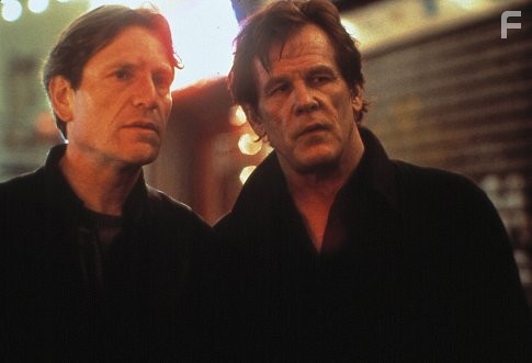 Nick Nolte and Tch?ky Karyo in Хороший вор (2002)