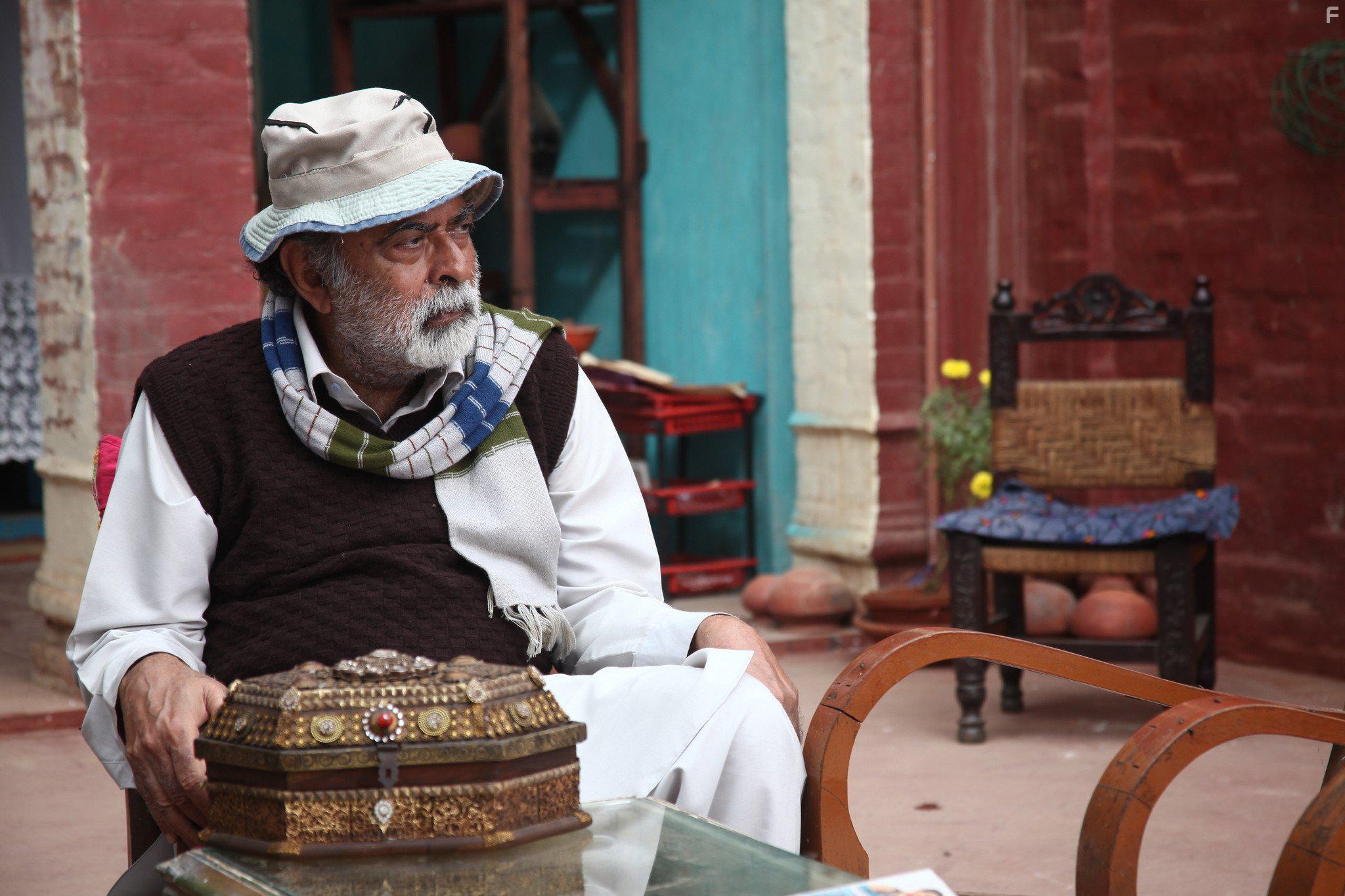 Vinod Nagpal in Luv Shuv Tey Chicken Khurana (2012)