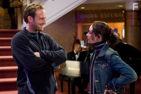 Josh Lucas and M?a Maestro in Посейдон (2006)