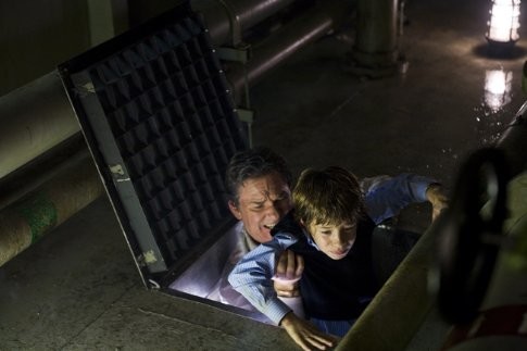 Kurt Russell and Jimmy Bennett in Посейдон (2006)