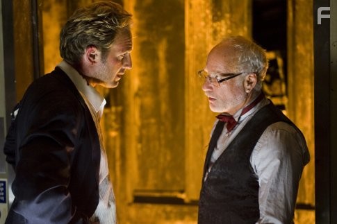 Richard Dreyfuss and Josh Lucas in Посейдон (2006)