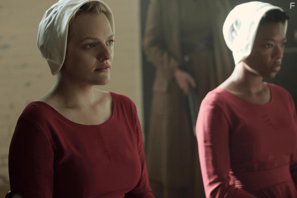 Elisabeth Moss and Samira Wiley in The Handmaid's Tale (2017)