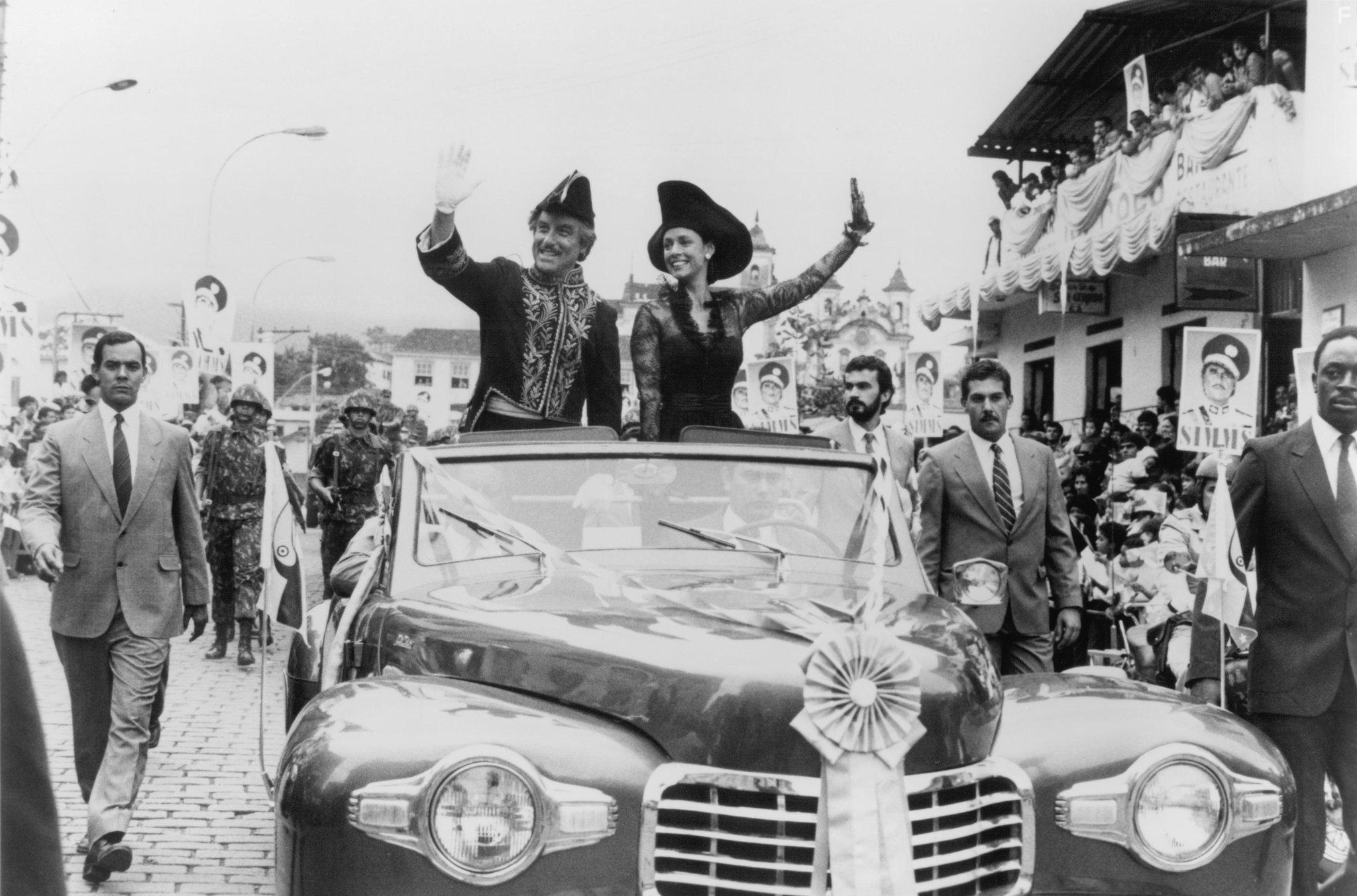 Richard Dreyfuss and Sonia Braga in Moon Over Parador (1988)