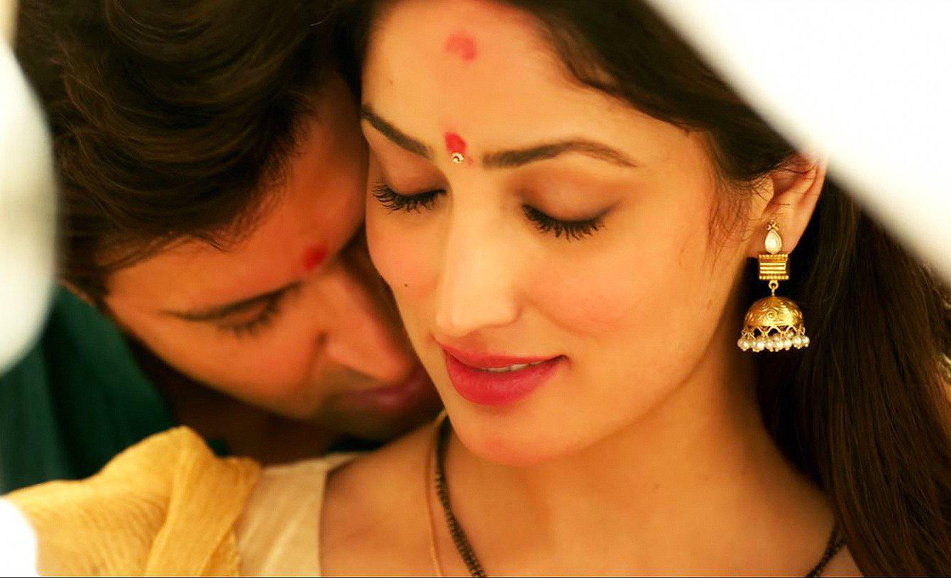 Hrithik Roshan and Yami Gautam in Kaabil (2017)