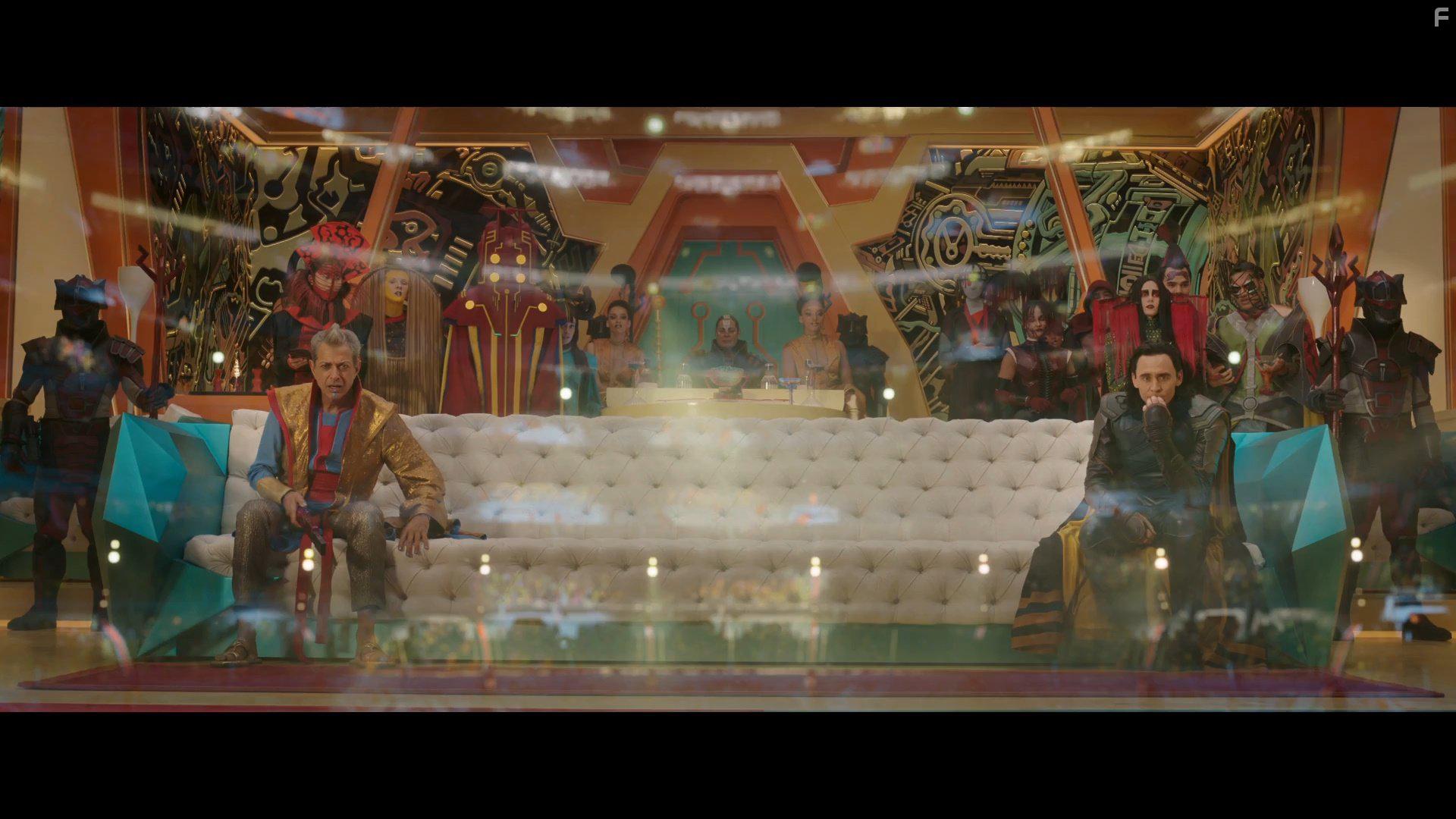 Jeff Goldblum and Tom Hiddleston in Thor: Ragnark (2017)