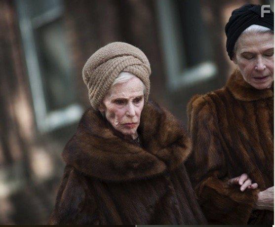 Nancy Ozelli and Virginia Robinson in 37 (2016)