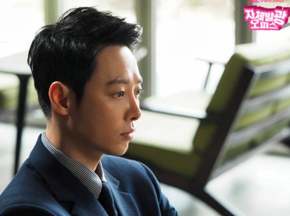 Dong-wook Kim and Hoya in Jachebalgwang Opiseu (2017)