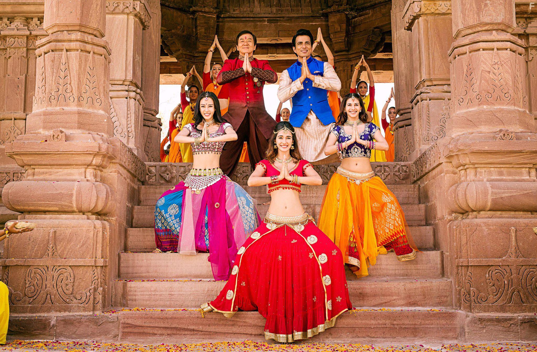 Jackie Chan, Sonu Sood, Amyra Dastur, and Disha Patani in Gong fu yu jia (2017)