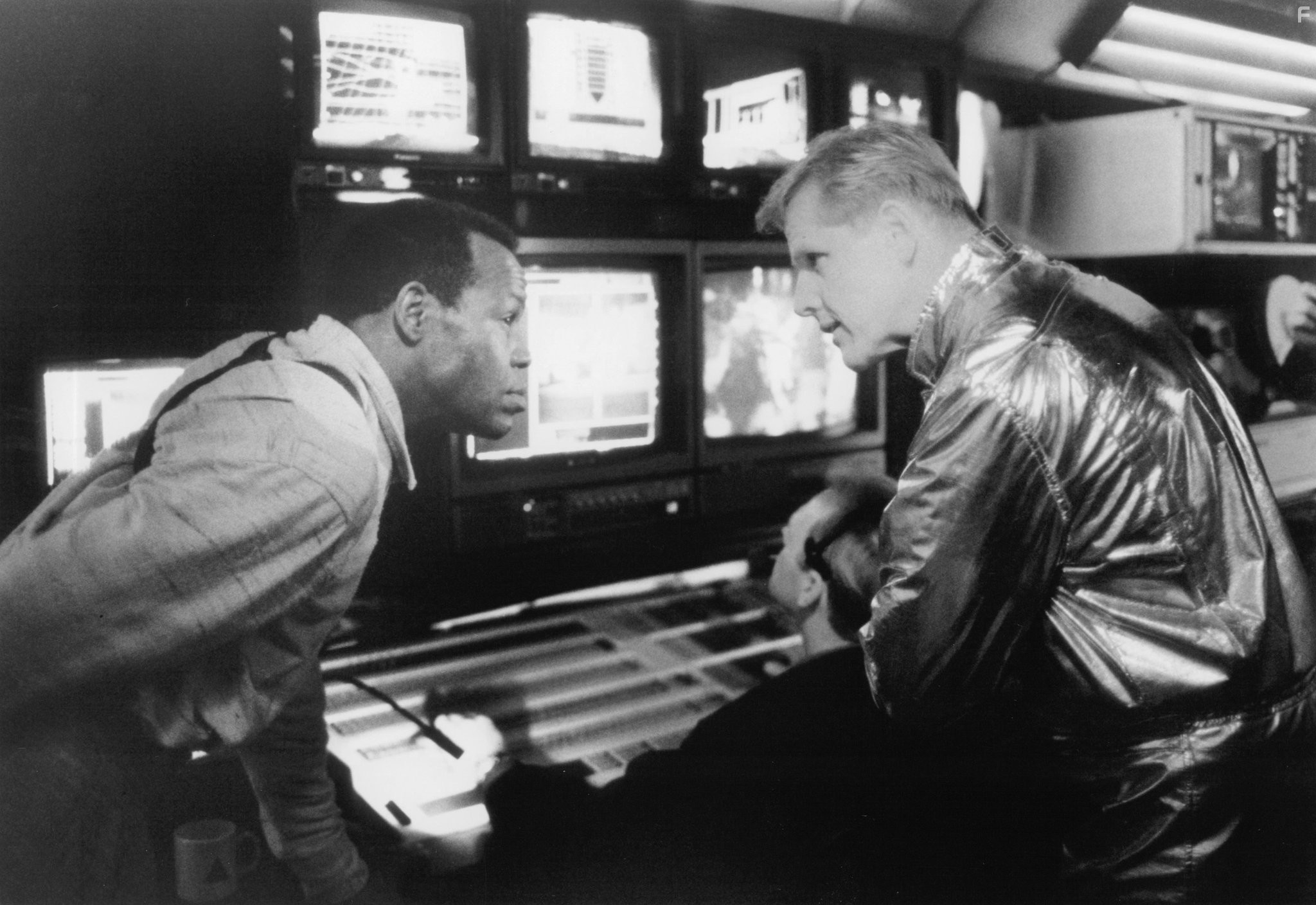 Danny Glover and Gary Busey in Хищник 2 (1990)