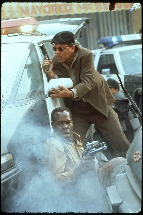 Danny Glover and Rub?n Blades in Хищник 2 (1990)